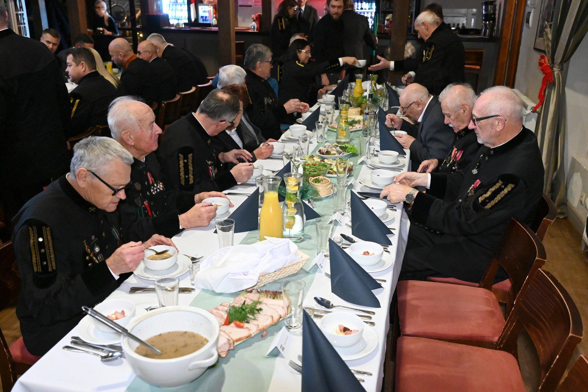 Górnicy podczas Barbórkowej Biesiady w Plejadzie w Kielcach - wspólne świętowanie po pochodzie