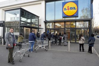 Zarobki kasjerów w dyskontach. Pół Polski zazdrości. Pokazujemy, ile zarabiają