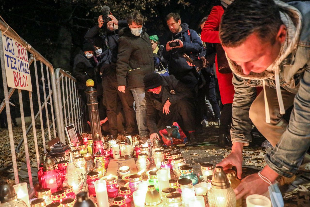 Protest przed siedzibą Trybunału Konstytucyjnego pod hasłem "Ani jednej więcej". To reakcja na śmierć pacjentki z Pszczyny 