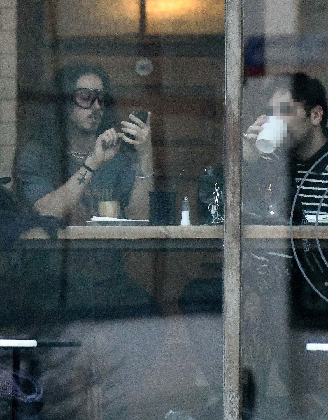 Michał Szpak na mieście w długim płaszczu