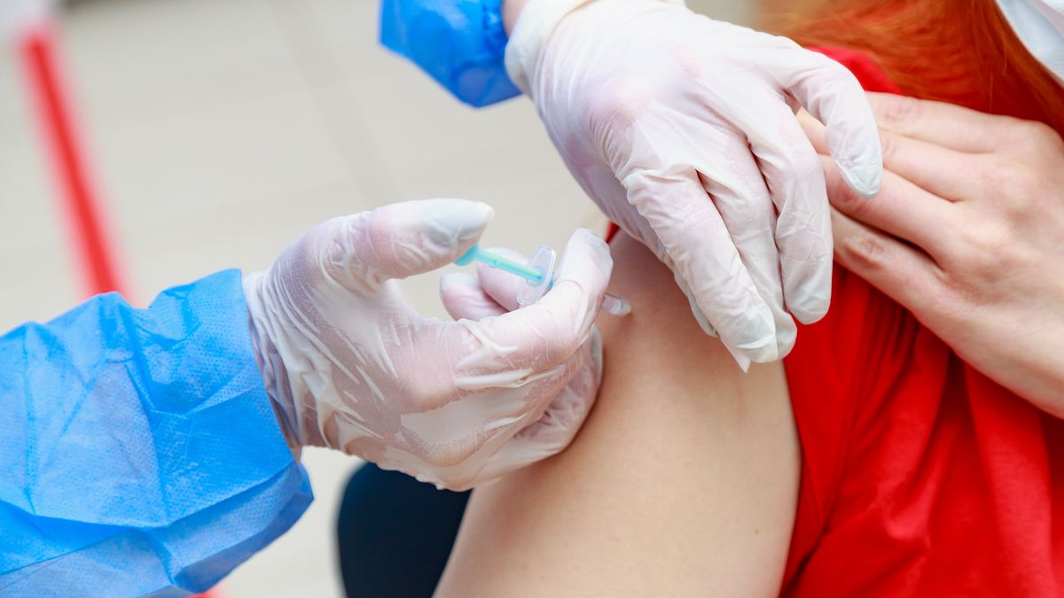 Pracodawca powinien wiedzieć, który pracownik się zaszczepił - nie ma wątpliwości Robert Lisicki z Konfederacji Lewiatan.