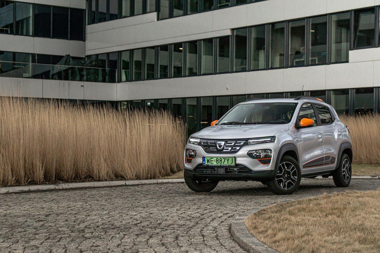 Dacia Spring to bardzo budżetowe auto. Trudno się dziwić, że jest tańsze od wielu konkurentów