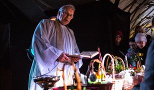 "Czerwona kalina" podczas mszy. Ksiądz przeprasza