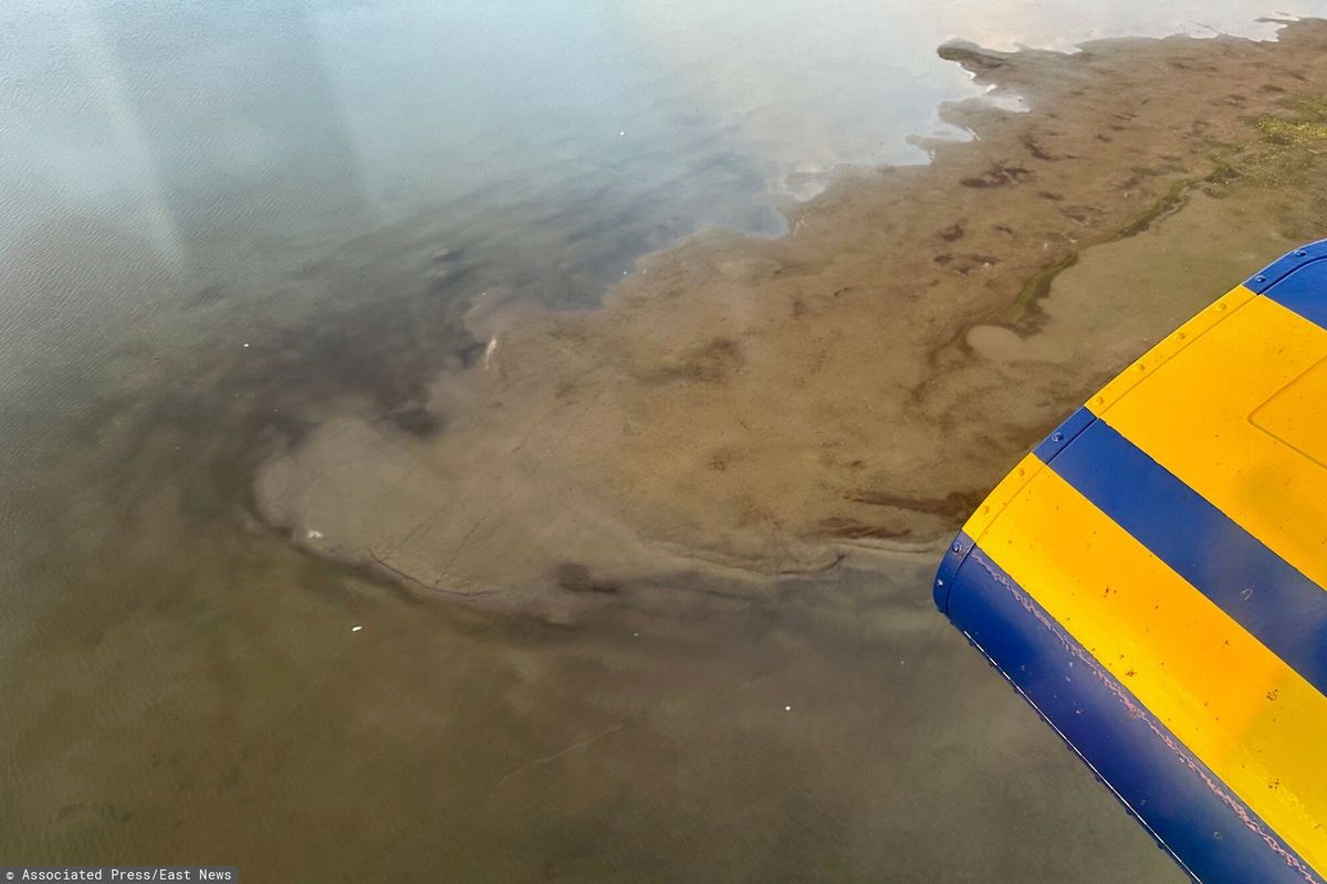 Na płytkim jeziorze na północy Alaski rozbił się helikopter