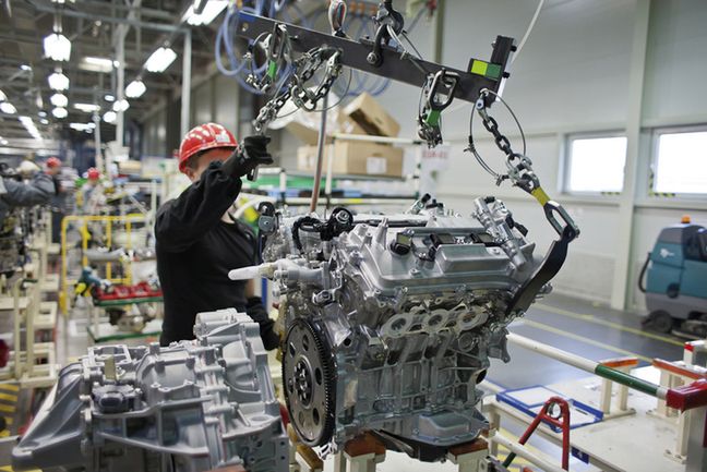 Toyota w fabrykach zastąpi roboty ludźmi