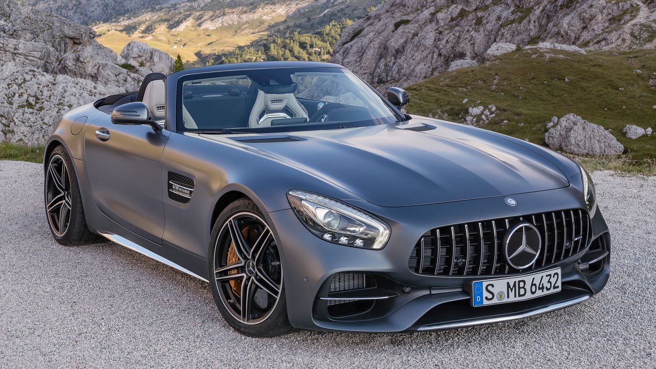 Dla modeli z serii Roadster przewidziano także aktywną kratę grilla znaną z Mercedesa-AMG GT R. Ma ona na celu zmniejszenie oporu powietrza lub wygenerowanie lepszego przepływu przez chłodnicę - w zależności od potrzeb. Zwróćcie uwagę, że grill przypomina ten z GT R, a nie standardowego GT czy GT S. Całe nadwozie Roadsterów jest skonstruowane w taki sposób jak GT R.