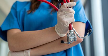 Płacą ponad 10 tys. zł. Areszt kusi pielęgniarki zarobkami