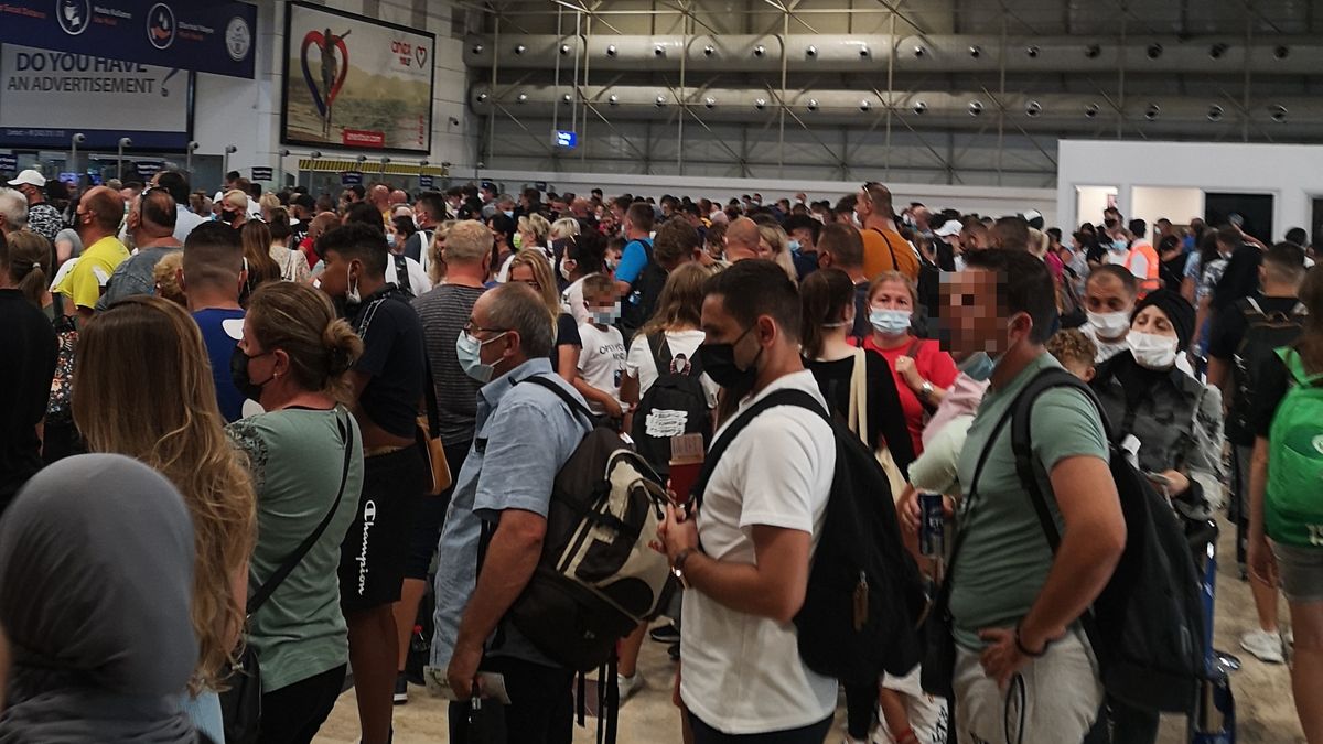 Na lotniku w Antalyi turyści nie mogą przestrzegać zasad reżimu sanitarnego