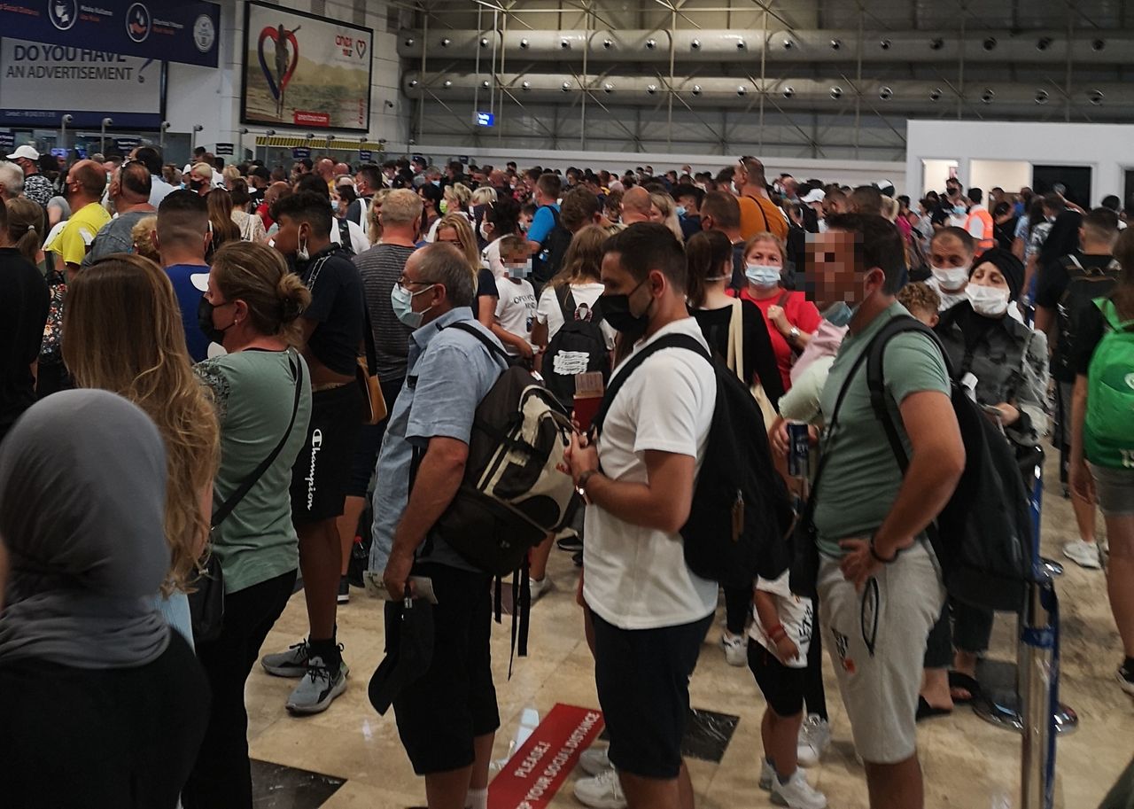 Horror na lotnisku. Ścisk i zero dystansu. Tak wygląda reżim sanitarny w praktyce