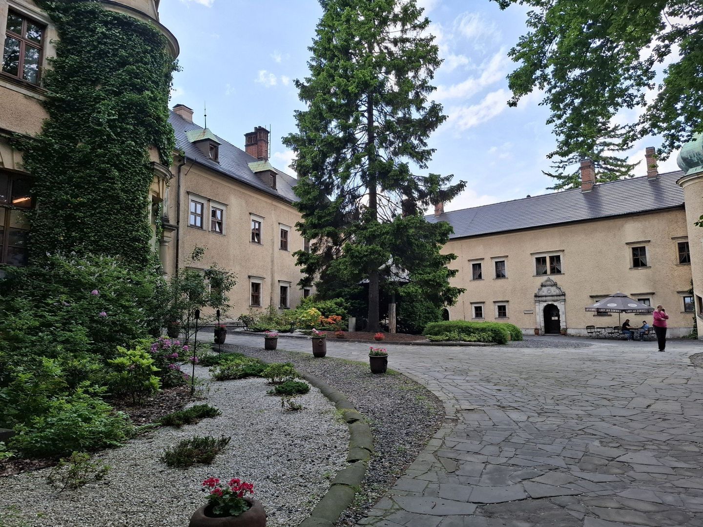 Zamek Kliczków - średniowieczna warownia na Dolnym Śląsku, siedziba rodu Fryderykowi zu Solms-Baruth. Obecnie hotel, spa i piękny park. Jest tu także cmentarz koni