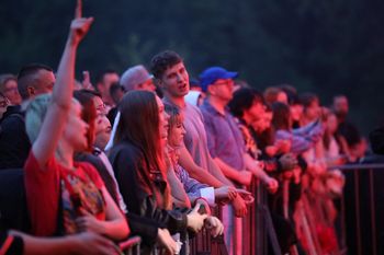 Częstochowa: Frytka Off 2025. Tłumy pod sceną, deszcz nie przeszkodził