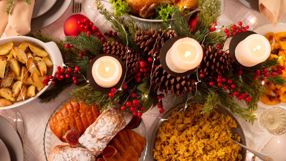 Stół ze świątecznym jedzeniem.
