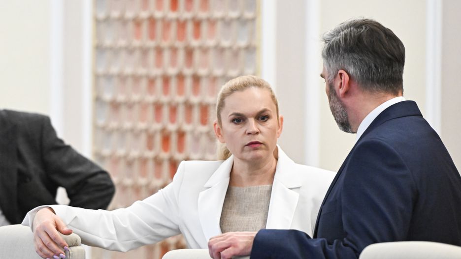 Warszawa, 09.04.2024. Minister edukacji Barbara Nowacka (L) i sekretarz stanu w MRiT Waldemar Sługocki (P) przed posiedzeniem rządu w KPRM w Warszawie, 9 bm. Rząd zajmie się m.in. projektem ws. programu "Aktywny rodzic", czyli tzw. babciowym; zakłada on wprowadzenie trzech świadczeń dla rodziców dzieci w wieku od 12. do 35. miesiąca życia. (mr) PAP/Radek Pietruszka
