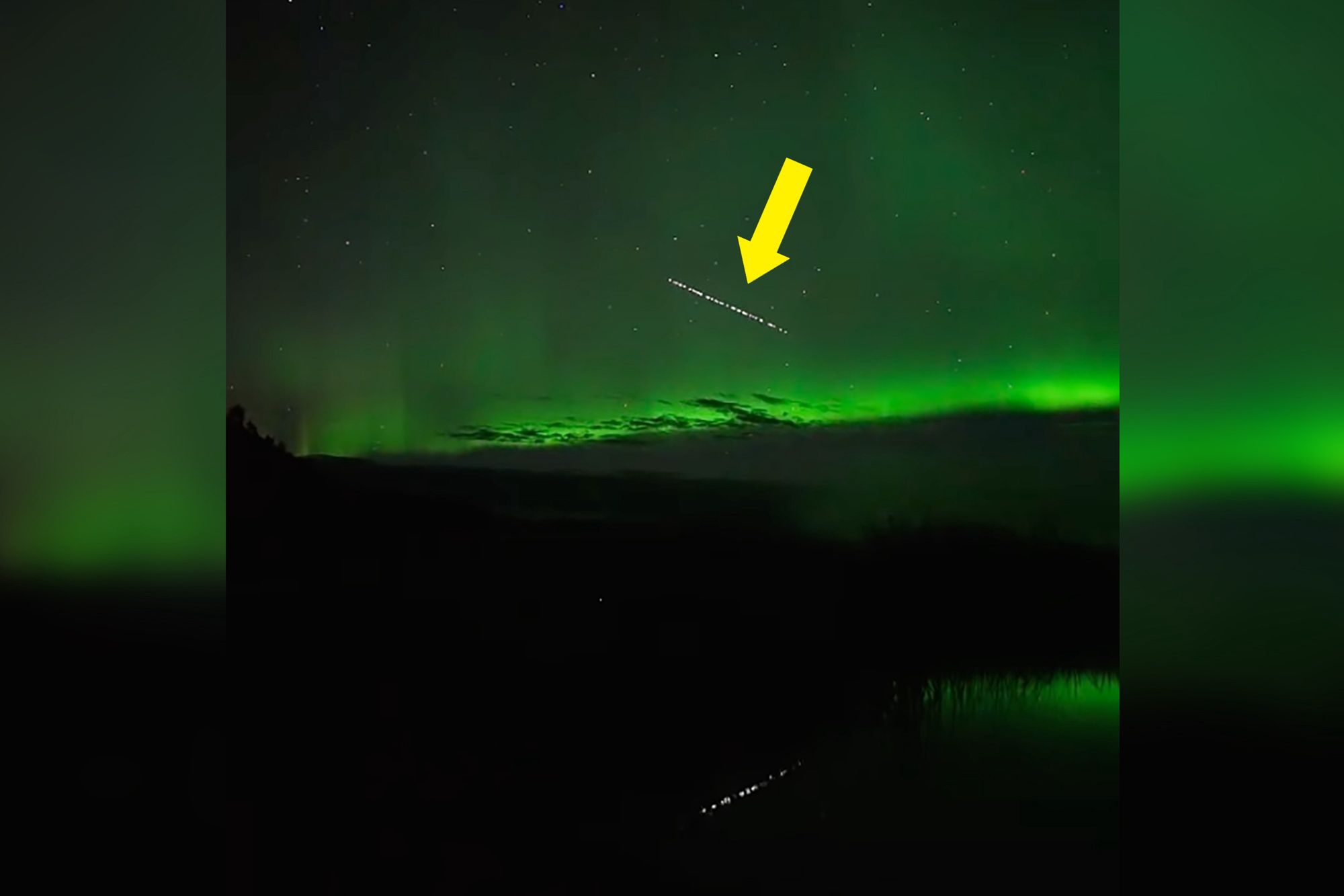 Pociąg Starlinków widzianych nad niebem Alaski.