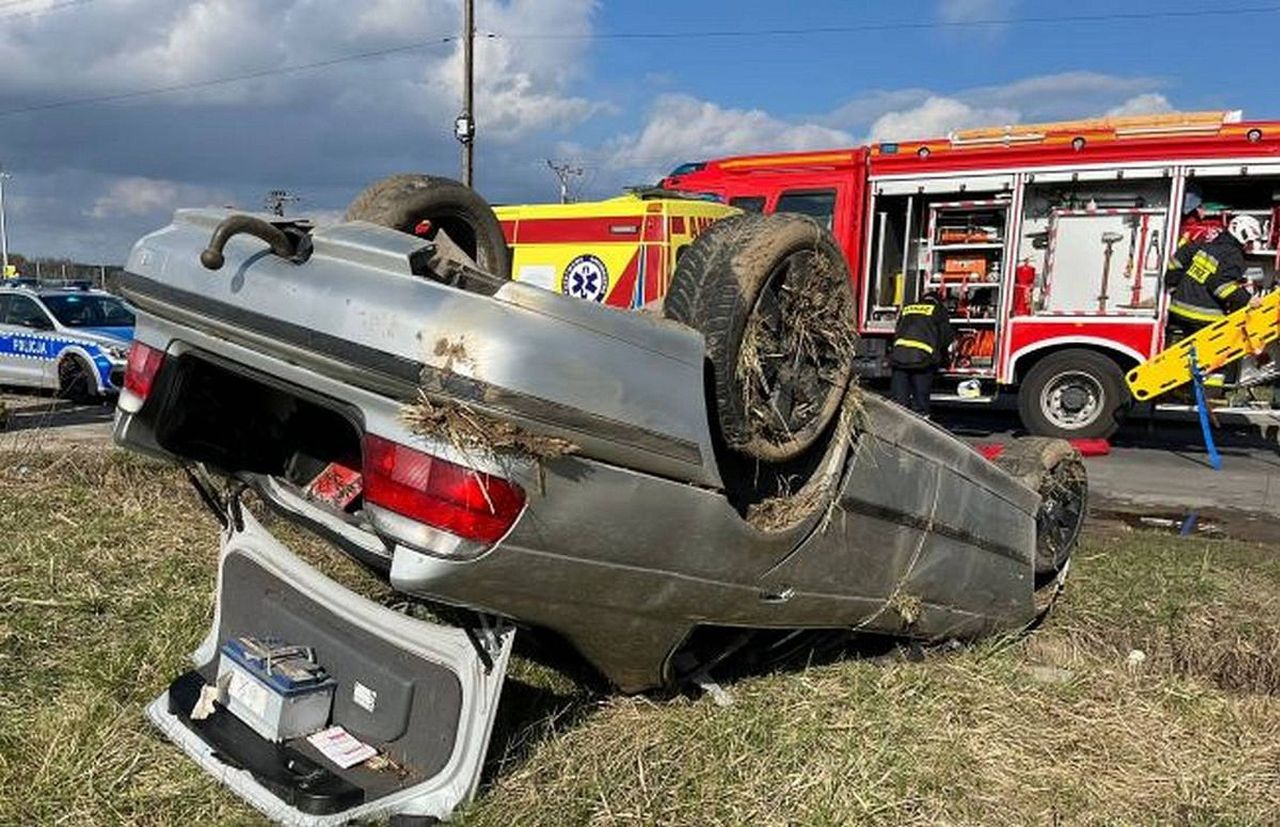 Pijany doprowadził do wypadku. BMW dachowało