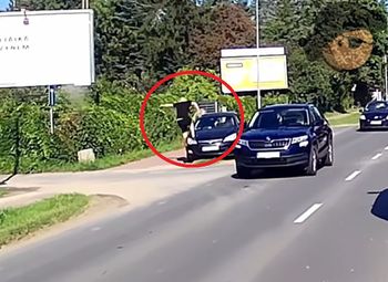 Skoczył na auto partnerki, szyba pękła. Szokujące nagranie z Pomorza