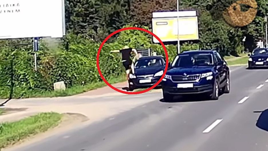 Nagranie z Kowali. Mężczyzna skoczył na auto i robił szybę