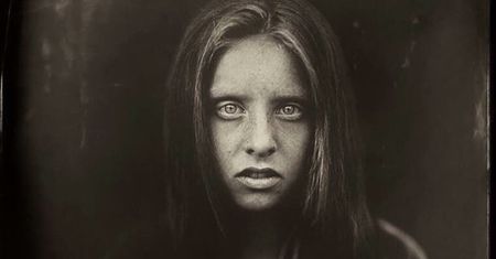 Jacqueline Roberts sfotografowała dzieci techniką sprzed 160 lat. Efekt? Mroczne, przenikliwe portrety