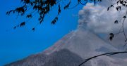 Erupcja wulkanu w Indonezji. Dym unosił się na wysokości 10 km