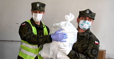 Koronawirus w Polsce a wybory prezydenckie. Wojsko przypilnuje skrzynek na głosy? Wiceszef MON odpowiada