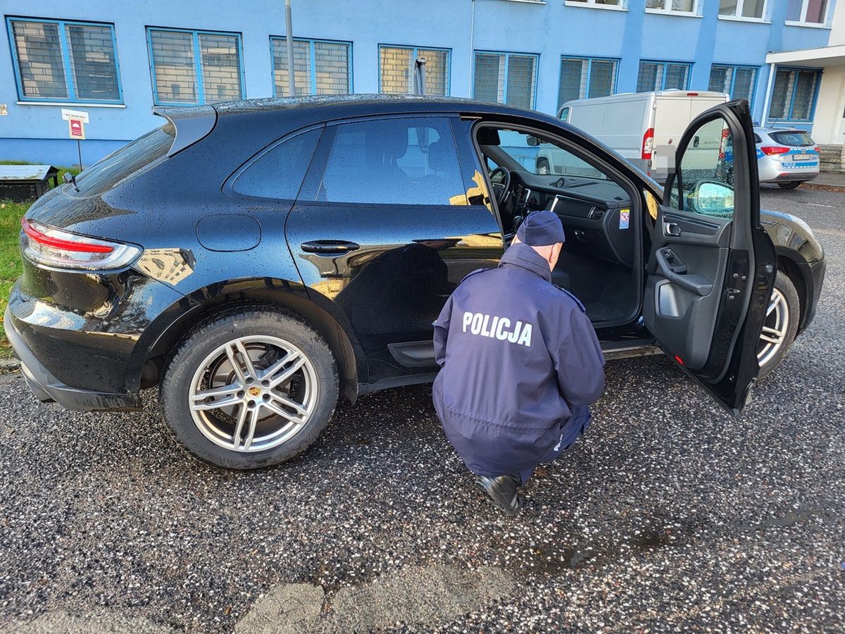 Drogie porsche stało w lesie. Policjanci zaskoczyli pasera na gorącym uczynku