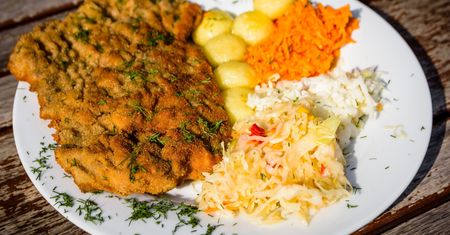 Zanim usmażysz, wymocz w niej kotlety. To będą twoje ulubione schabowe