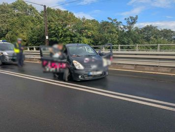 Wypadek na moście im. Legionów Piłsudskiego w Płocku. Samochód uderzył w barierki!