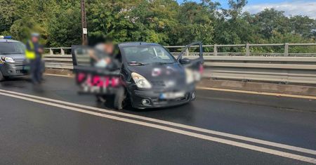 Wypadek na moście im. Legionów Piłsudskiego w Płocku. Samochód uderzył w barierki!