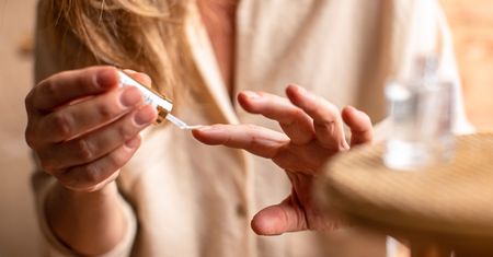 Koniec z płaceniem za żelowe paznokcie. Włoski manicure to hit