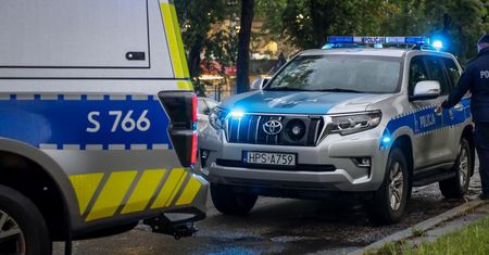 Zaatakował policjantów. Musieli otworzyć ogień. Są zarzuty