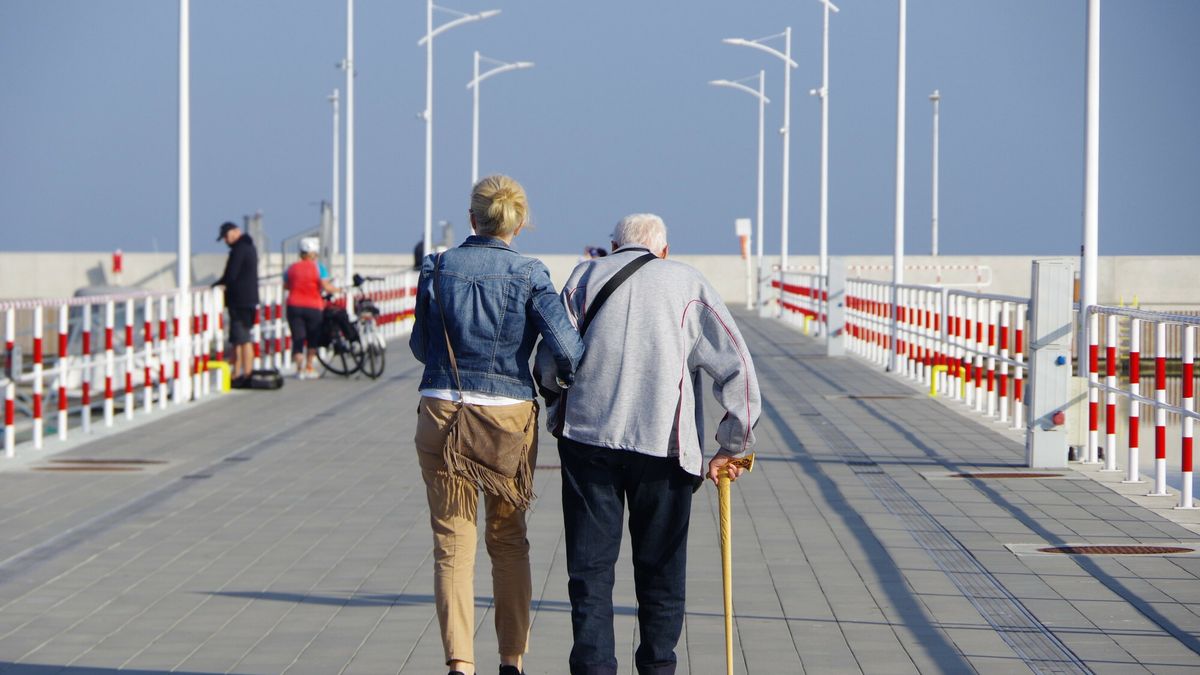 Pomorskie Marek Bazak
Fot. Zofia i Marek Bazak/East News. Wojewodztwo pomorskie. miasto Puck. N/z jesienny spacer seniorow po molo.
ZOFIA BAZAK