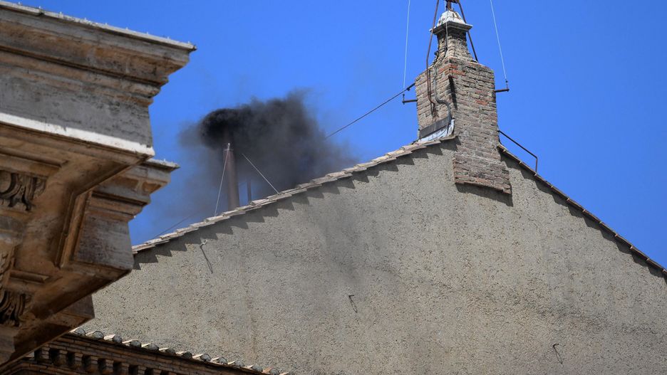 Black smoke comes out of the chimney atop the Sistine Chapel next to St. Peter's Basilica on the second day of the conclave to elect a new pope in Vatican City, 08 May 2025. EPA/ETTORE FERRARI Dostawca: PAP/EPA.
