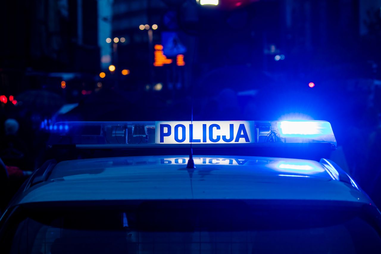Policja radiowóz kogut policyjny noc interwencja na sygnale