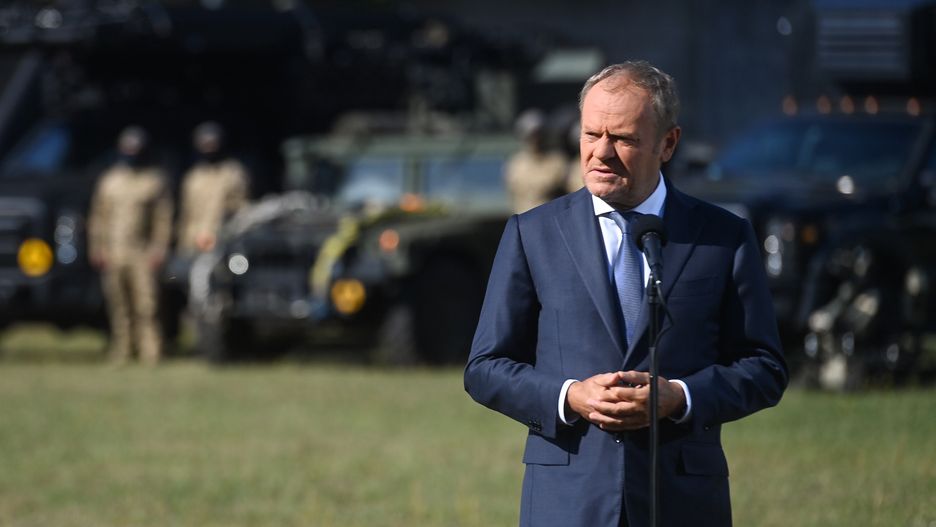 Warszawa, 15.08.2025. Premier Donald Tusk podczas wizyty w Jednostce Wojskowej GROM w Warszawie, 15 bm. Jednostka Wojskowa GROM to jedna z najbardziej elitarnych formacji Sił Zbrojnych RP, która w tym roku obchodzi 35-lecie utworzenia. Trwają obchody Święta Wojska Polskiego. (mr) PAP/Piotr Nowak