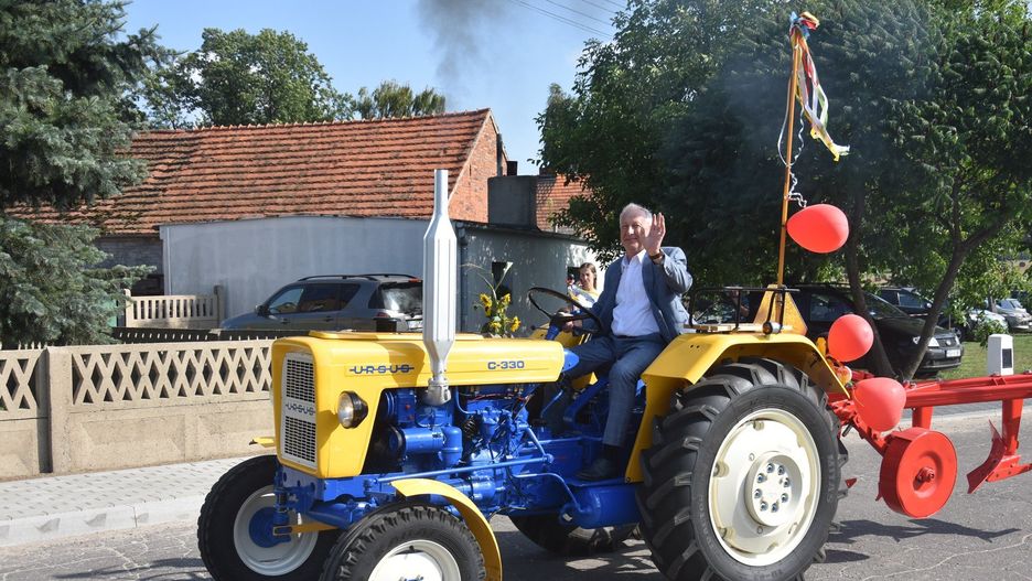 Święto Plonów w Konarzycach. Przez miejscowość przejechał tradycyjny korowód. Nie zabrakło dzielenia dożynkowego chleba [filmy, zdjęcia]