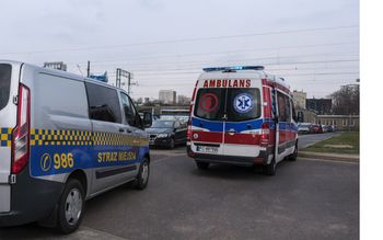 Warszawa: Kobieta z 5 promilami leżała na dworcu. W dłoniach miała podejrzane zawiniątka