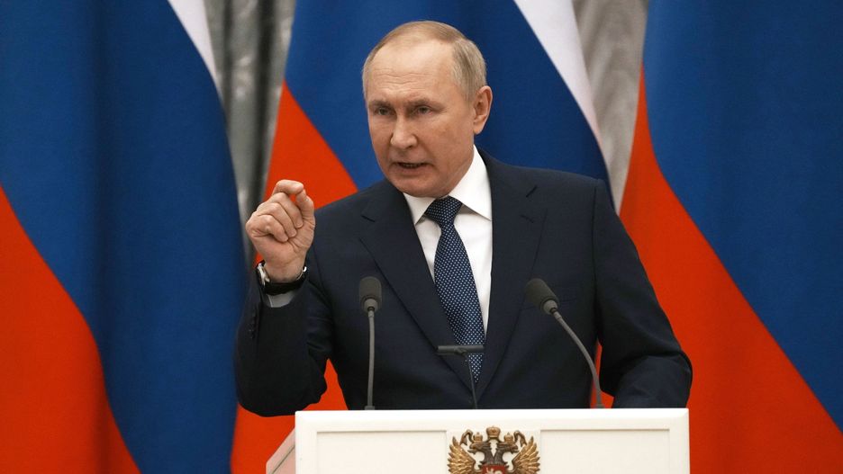 French President Emmanuel Macron at Kremlinepa09736590 Russian President Vladimir Putin gestures during a joint press conference with French President Emmanuel Macron after their talks in the Kremlin in Moscow, Russia, 07 February2022. International efforts to defuse the standoff over Ukraine intensified with French President Emmanuel Macron holding talks in Moscow and German Chancellor Olaf Scholz in Washington to coordinate policies as fears of a Russian invasion mount.  EPA/THIBAULT CAMUS / POOL MAXPPP OUT Dostawca: PAP/EPA.THIBAULT CAMUS / POOL