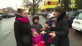 Świeżaki w Biedronce. Dlaczego Polacy tak kochają promocje i hasło "za darmo"? (WIDEO)