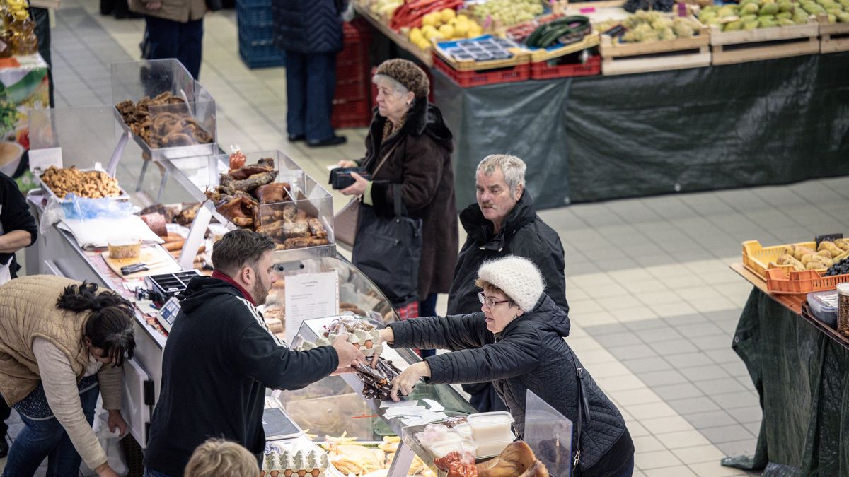 Hungarian Economy Amid EUs Highest Inflation
A vendor serves a customer eggs on a stall at Fehervari Street Market Hall in Budapest, Hungary, on Wednesday, Dec. 21, 2022. Hungarys central bank dampened expectations for monetary easing, saying it needed to see a sustained improvement in the economys risk profile before it could start slashing the European Unions highest key rate. Photographer: Akos Stiller/Bloomberg via Getty Images
Bloomberg
hungarian, daily life, fehérvári, shop, european, fehérvári street market hall, shops, e.u., eu, emea, inflation, industries, euro members, business news, consumer goods