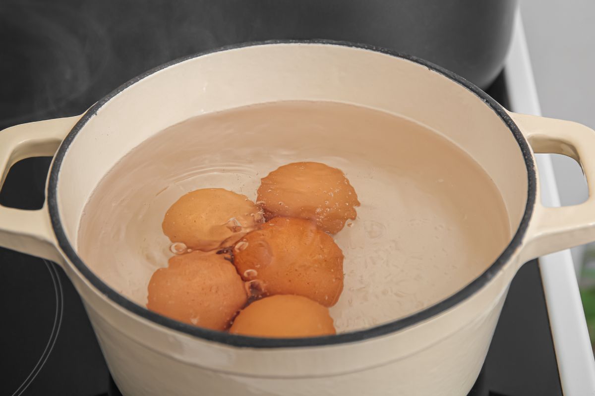 Dodaj kilka kropelek do gotujących się jajek. Skorupka zejdzie jednym ruchem