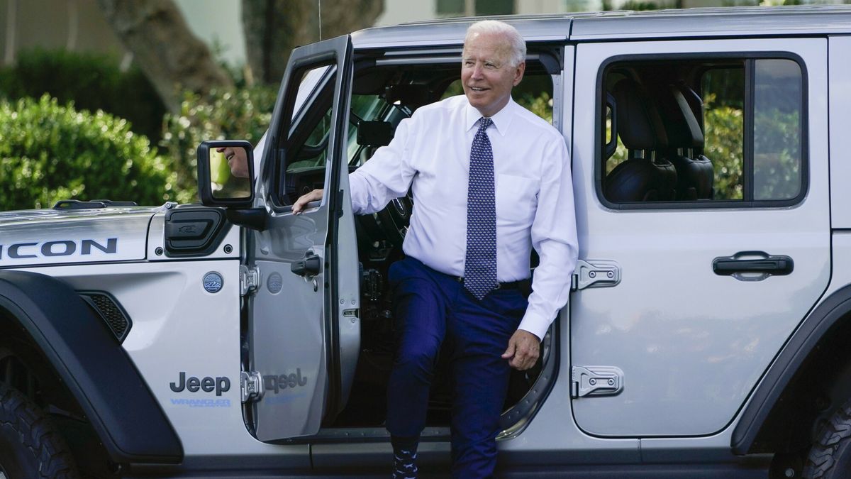 Joe Biden po przejażdżce wranglerem 4xe.