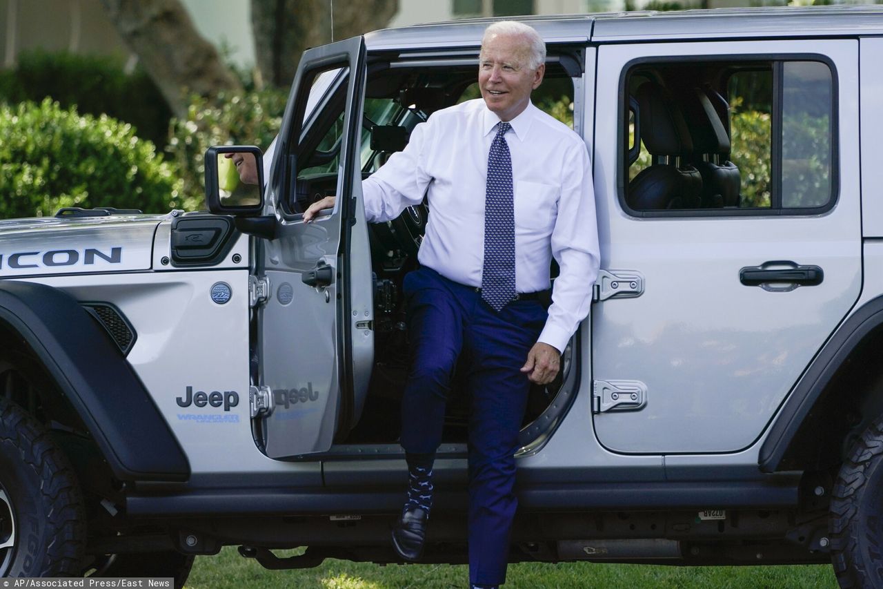 Joe Biden po przejażdżce wranglerem 4xe.