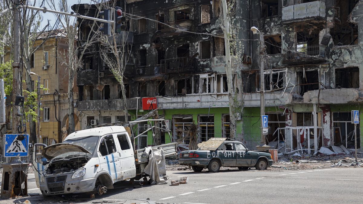 Destroyed cars block a street during Victory Day celebrations in Mariupol, Ukraine, 09 May 2022. Russia and self-proclaimed Donetsk People Republic celebrate Victory Day marking the anniversary of the Allied Forces' victory over Nazi Germany in World War II. EPA/ALESSANDRO GUERRA Dostawca: PAP/EPA.