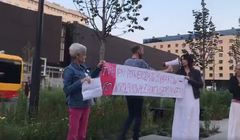 Happening Obywateli RP kpiący z „pasków” TVP Info przyciągnął 50 osób przed siedzibę TAI (wideo)
