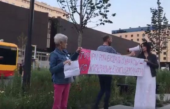 Happening Obywateli RP kpiący z „pasków” TVP Info przyciągnął 50 osób przed siedzibę TAI (wideo)