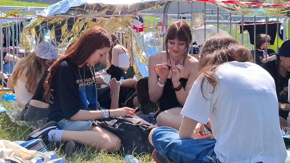 Fani Billie Eilish w oczekiwaniu na koncert w Tauron Arenie