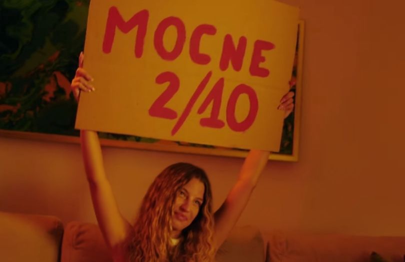 Julia Wieniawa w teledysku duetu Kacperczyk