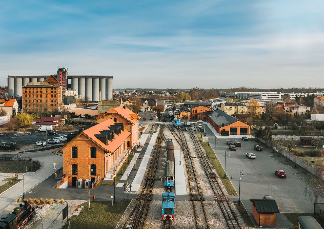 Dworzec PKP Pleszew Miasto - po prawej budynek domu kultury