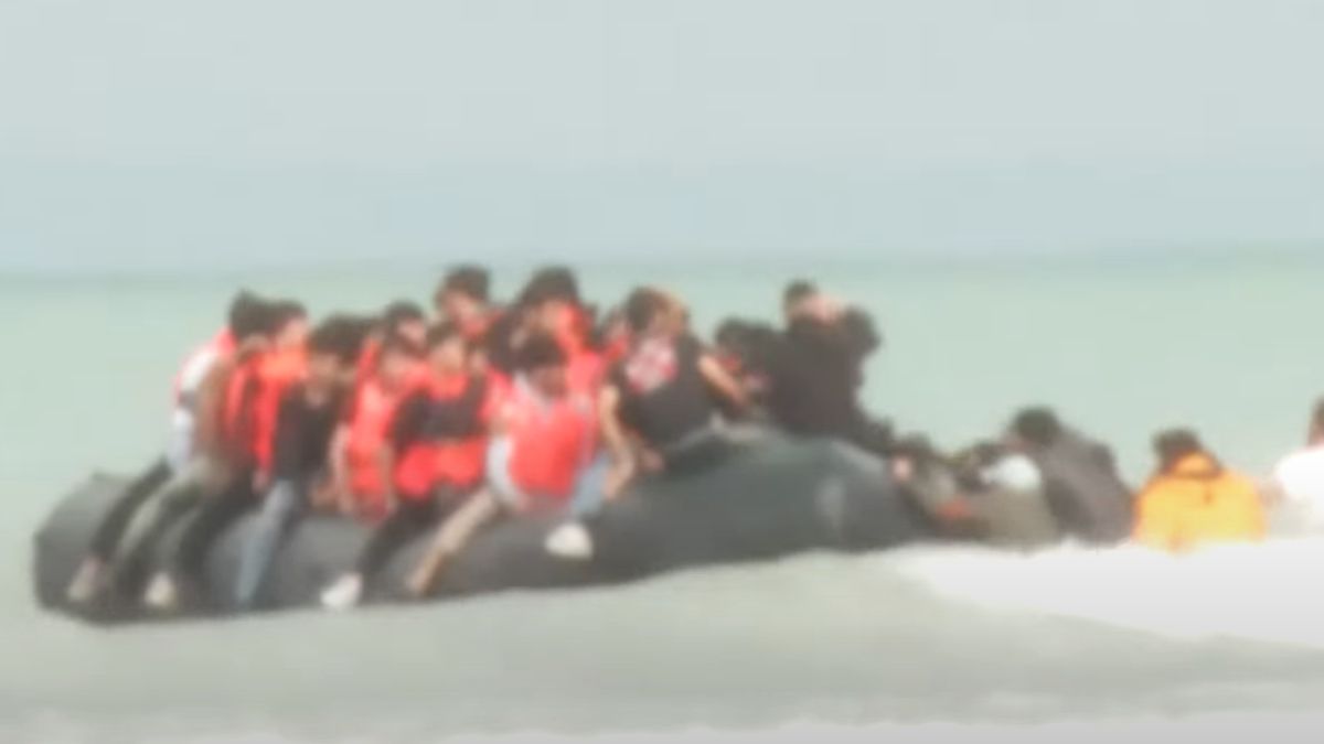 Migranci znów na "łodzi".