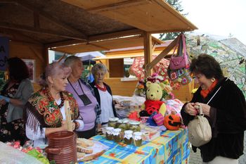 Lokalne Targi pod Krakowem. 30 wystawców z pierogami, serem, ciastem, owocami, kawą, miodem zachęcało do zakupów, a deszcz przeganiał ludzi